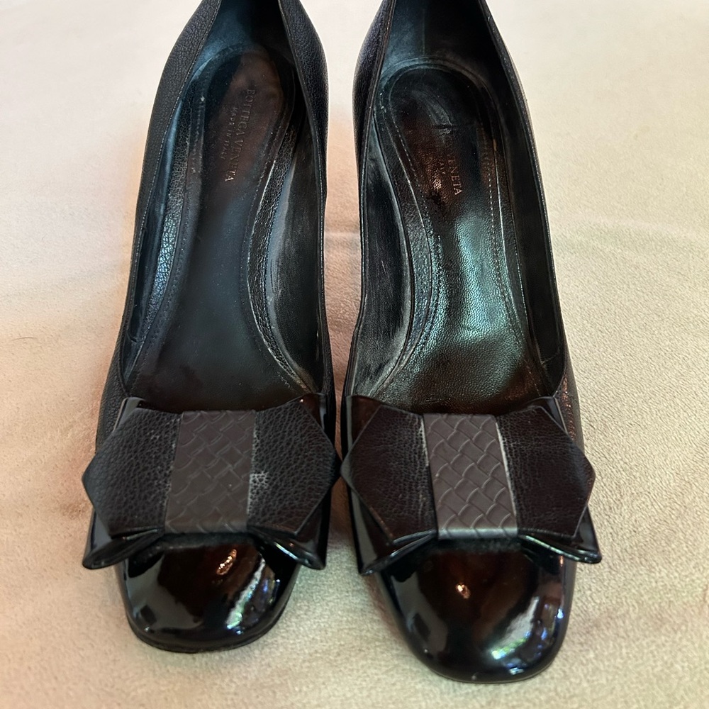 Bottega Veneta black patent bow pumps